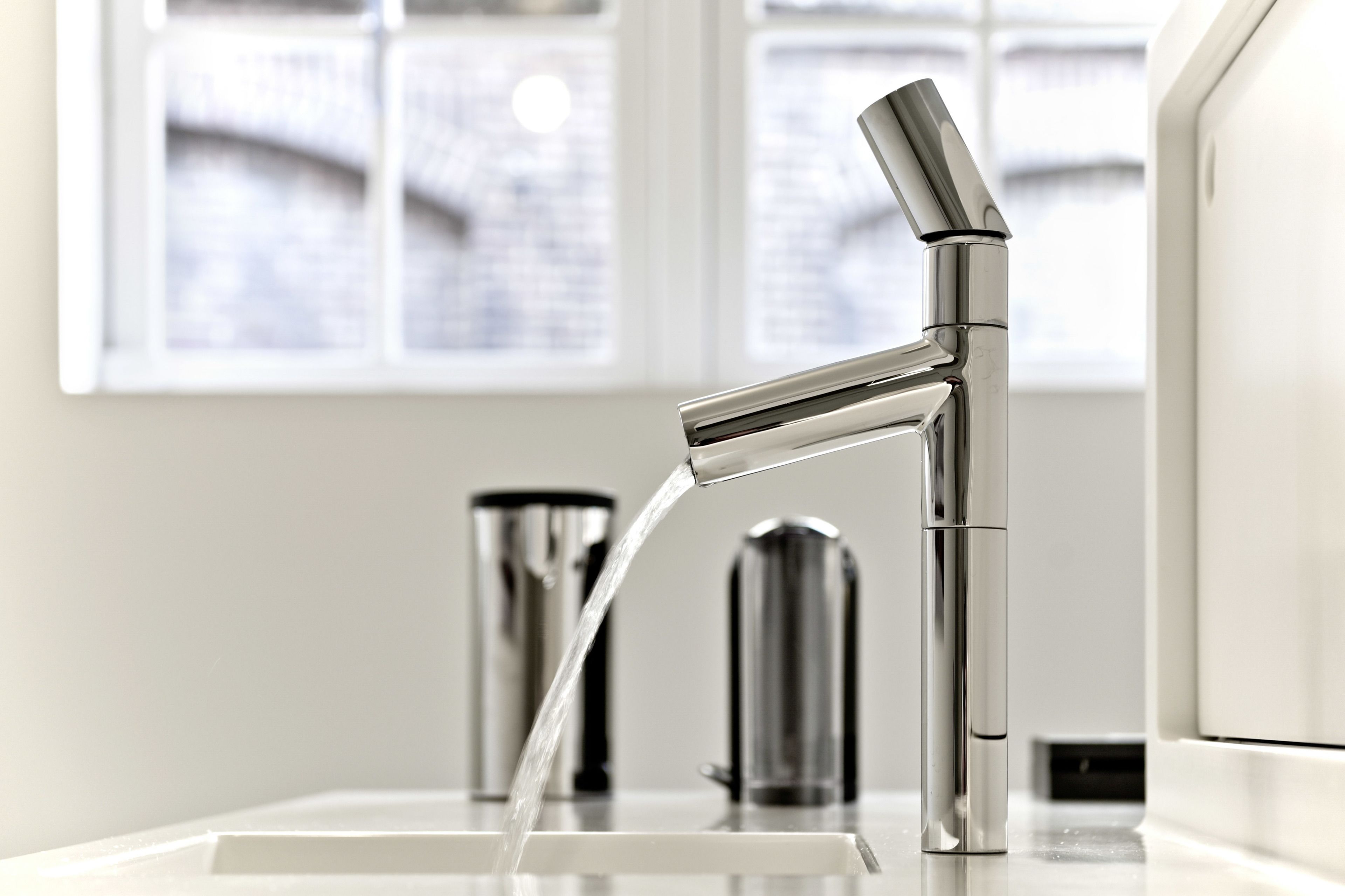 Eine moderne Küche mit einem Edelstahl-Wasserhahn und Wasserspender.