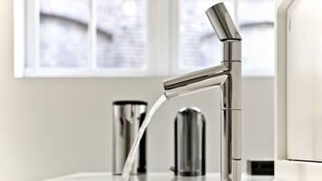Eine moderne Küche mit einem Edelstahl-Wasserhahn und Wasserspender.