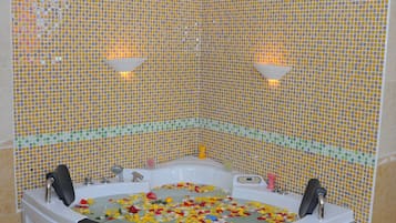 Suite | Bathroom | Combined shower/bathtub, rainfall showerhead, free toiletries