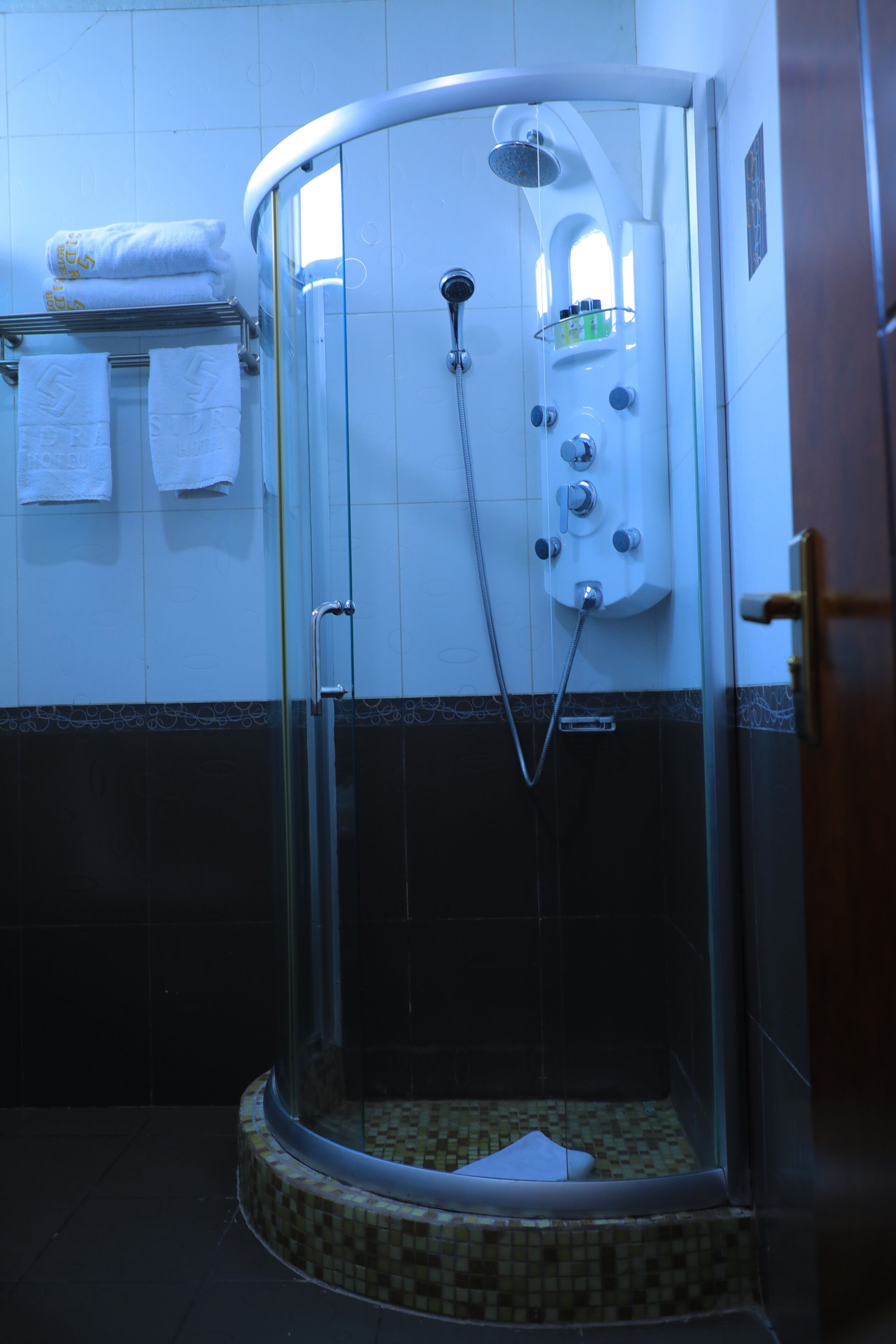 deluxe double room | bathroom | combined shower/bathtub, rainfall showerhead, free toiletries
