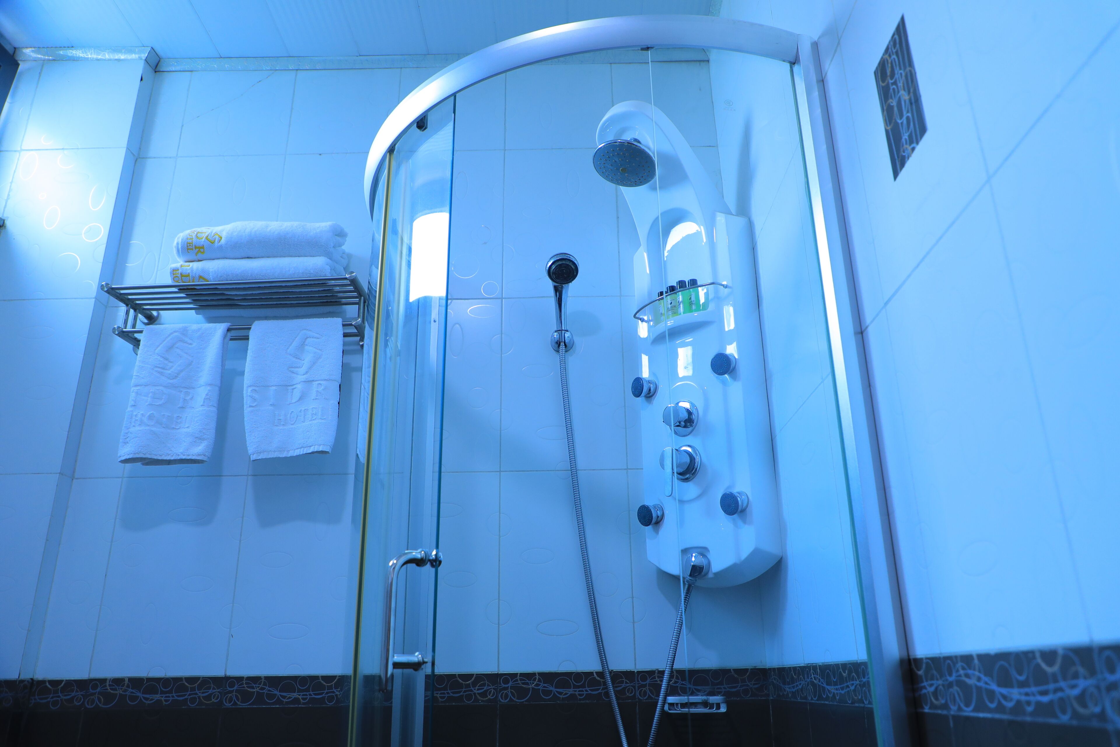 combined shower/bathtub, rainfall showerhead, free toiletries