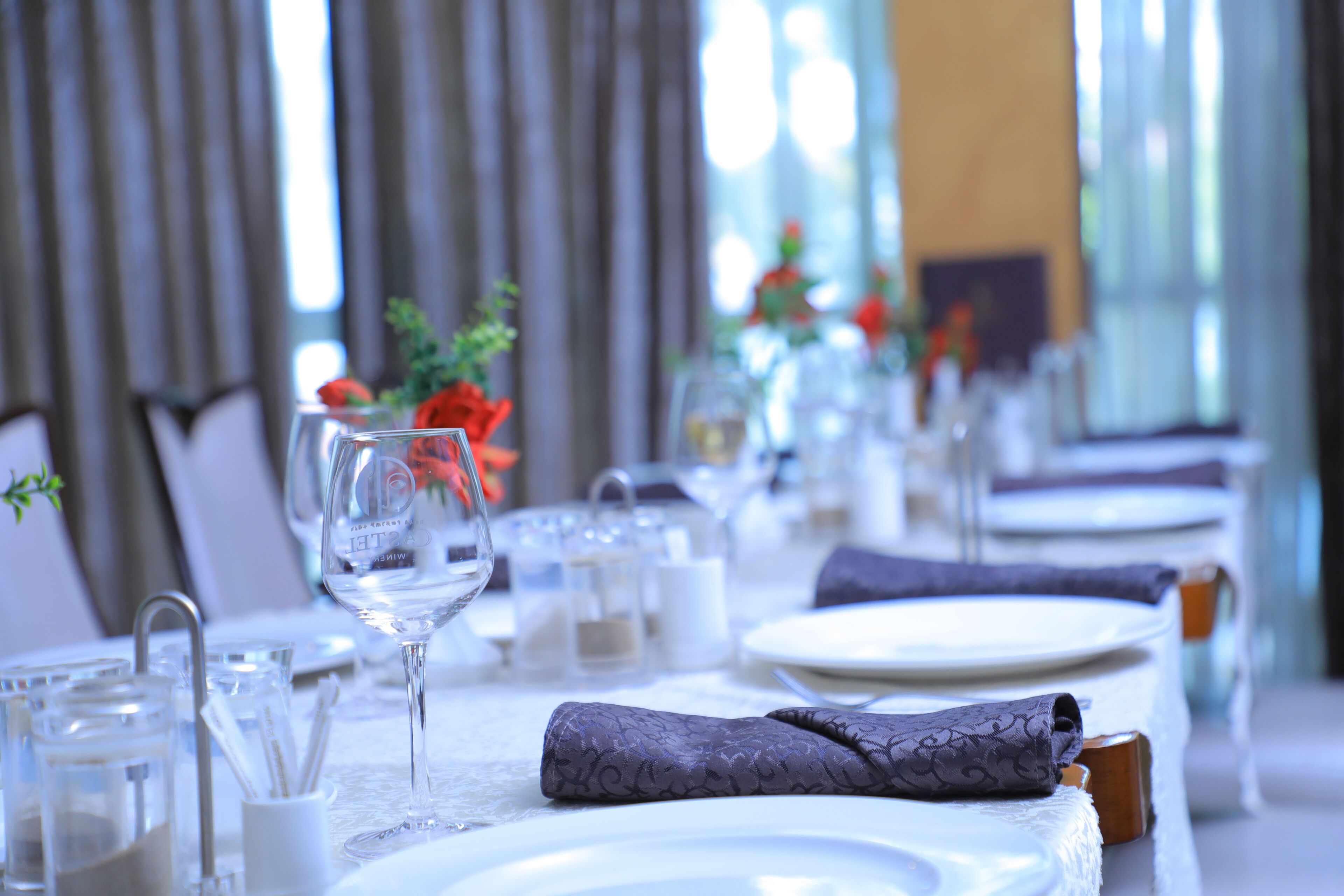 breakfast, lunch, dinner served; international cuisine