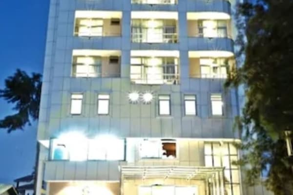 Fachada da propriedade à noite