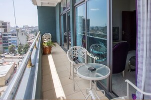 Habitación Deluxe doble | Edredones de plumas, colchones con acolchado adicional, minibar