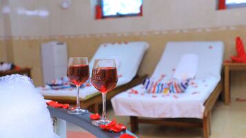 Jääkaappi, kahvin-/teenkeitin, vedenkeitin