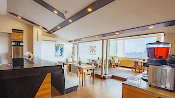 Se sirven desayunos, almuerzos y cocina turca (con mesas al aire libre)