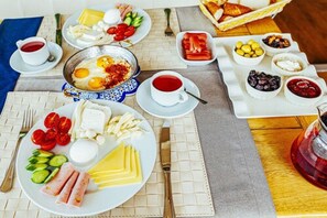 Kontinental frukost varje dag (EUR 15 per person)