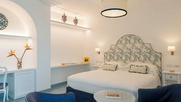 Suíte júnior, sacada, vista para o jardim | Lençóis italianos Frette, roupas de cama premium, edredons de pluma