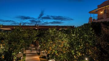Aperto a colazione e pranzo, cucina italiana, con vista sulla piscina