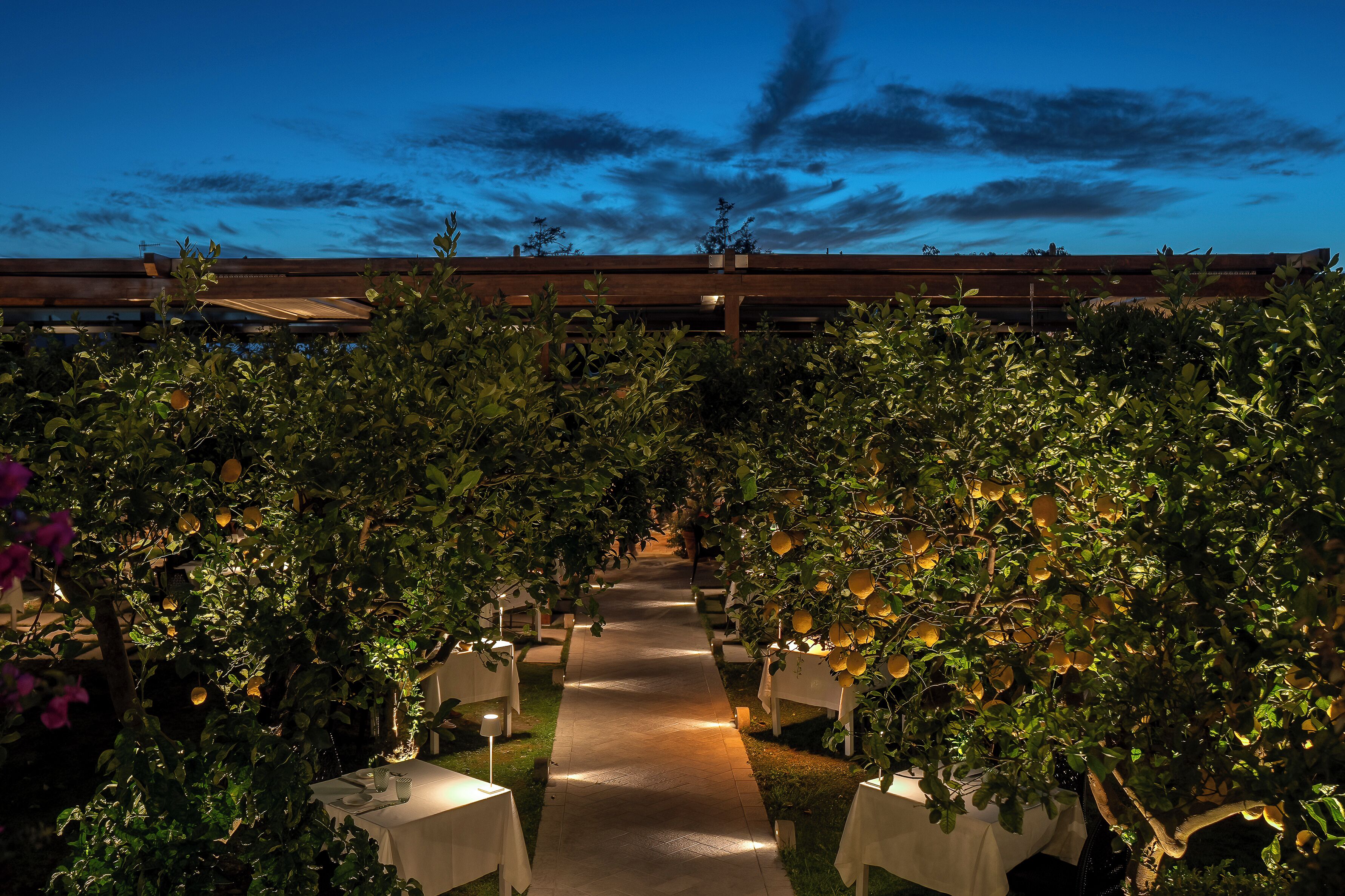 Breakfast, lunch served; Italian cuisine, pool views 