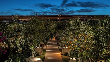 Petit déjeuner et déjeuner servis sur place, vue sur la piscine