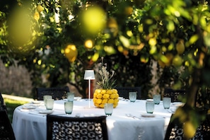 Breakfast and lunch served  - Casa Mariantonia (Anacapri)