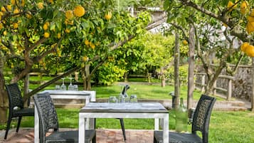 Se sirven desayunos, comidas y cocina italiana con vista a la alberca