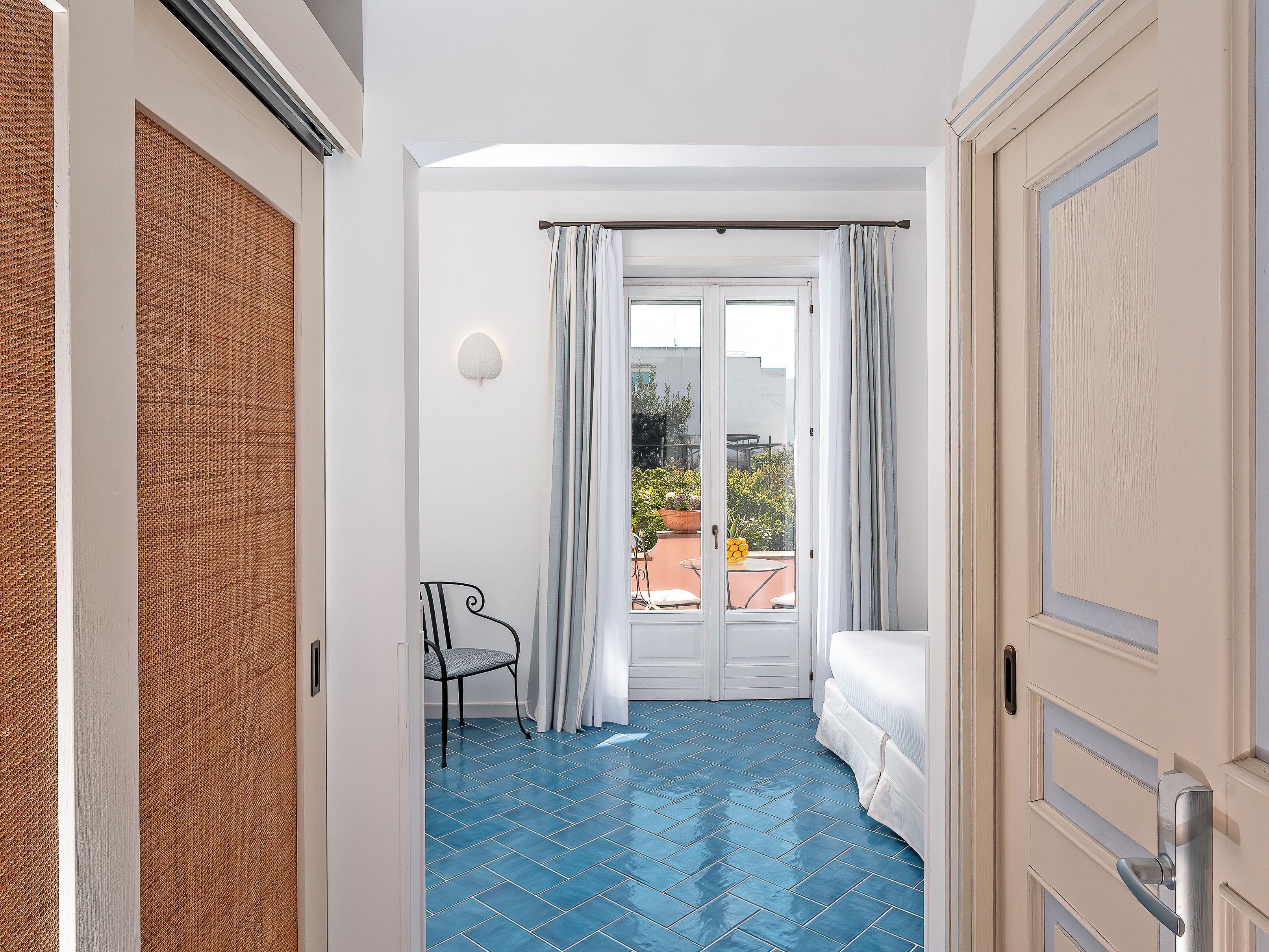 Deluxe dubbelrum - balkong - utsikt mot trädgården | Italienska Frette-lakan, sängtillbehör av högsta kvalitet och duntäcken