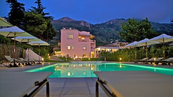 Piscina externa sazonal, funciona das 10h às 18h, guarda-sóis