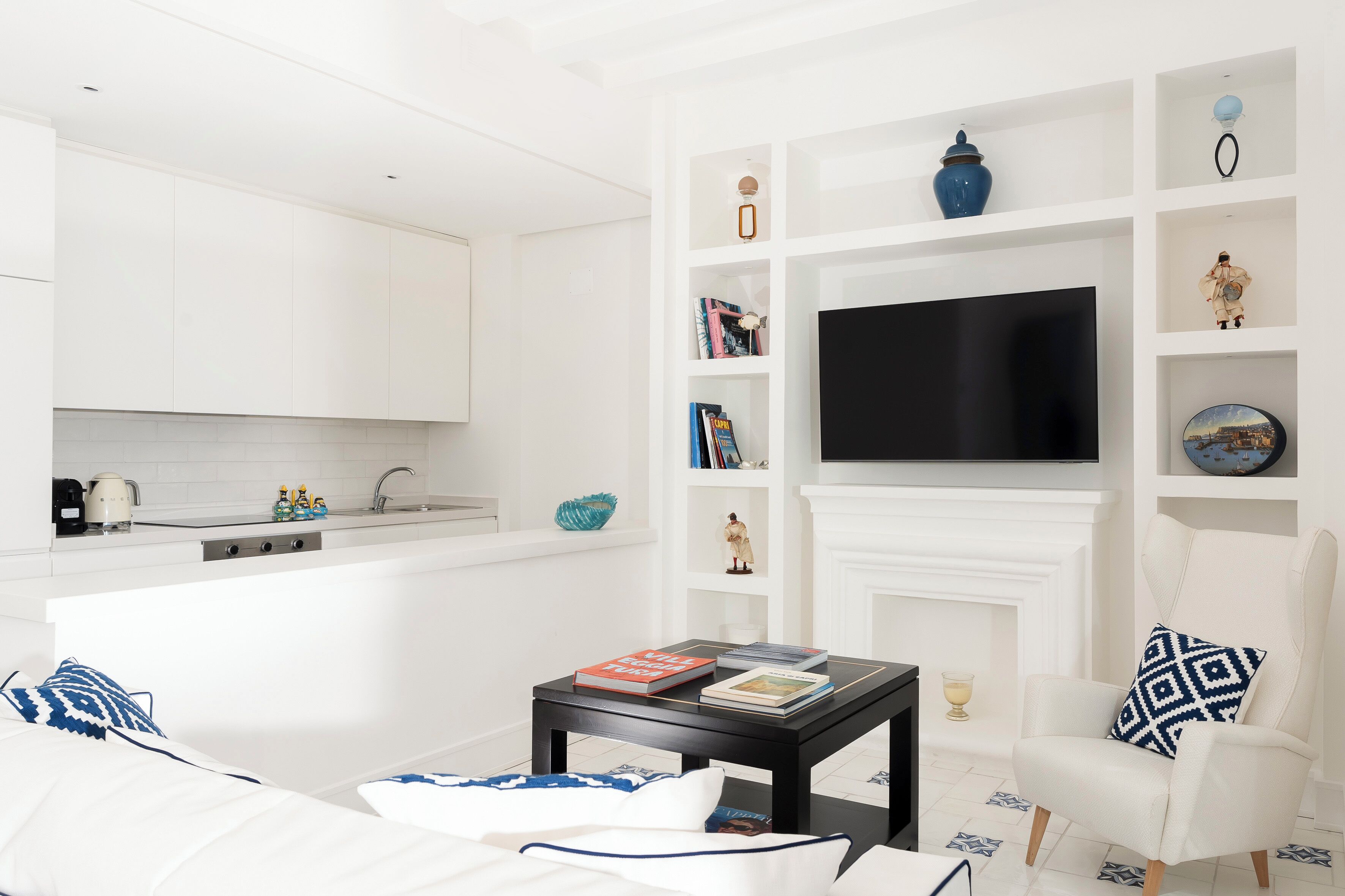 Una sala de estar moderna con un sofá, una mesa de centro, un televisor y una chimenea.