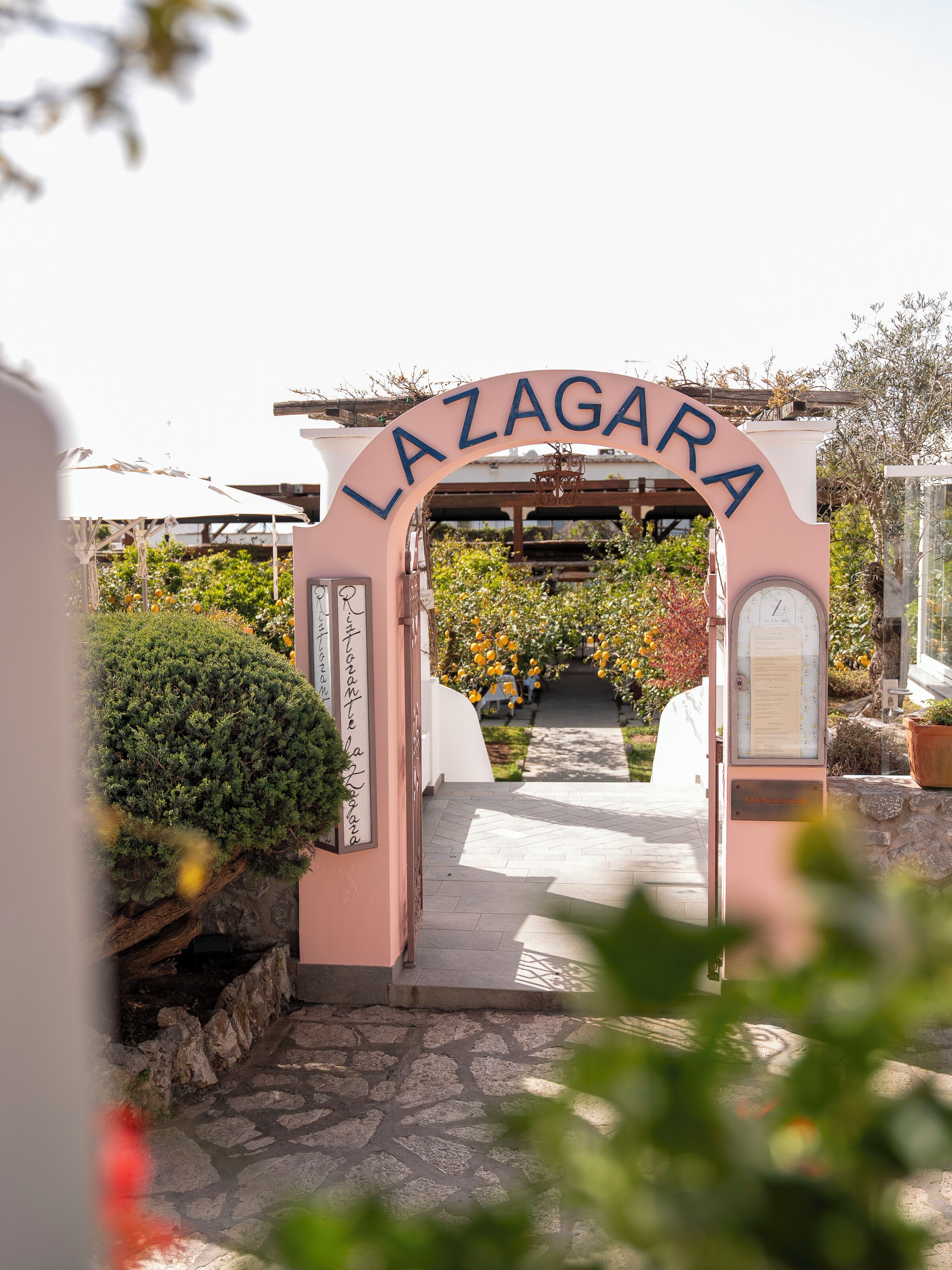 Se sirven desayunos y almuerzos; cocina italiana; con vista a la piscina