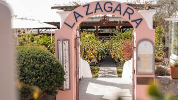 Frokost og lunsj serveres, italienske retter, utsikt mot bassenget