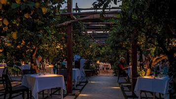 Petit déjeuner et déjeuner servis sur place, vue sur la piscine