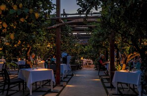 Breakfast, lunch served; Italian cuisine, pool views  - Casa Mariantonia (Anacapri)