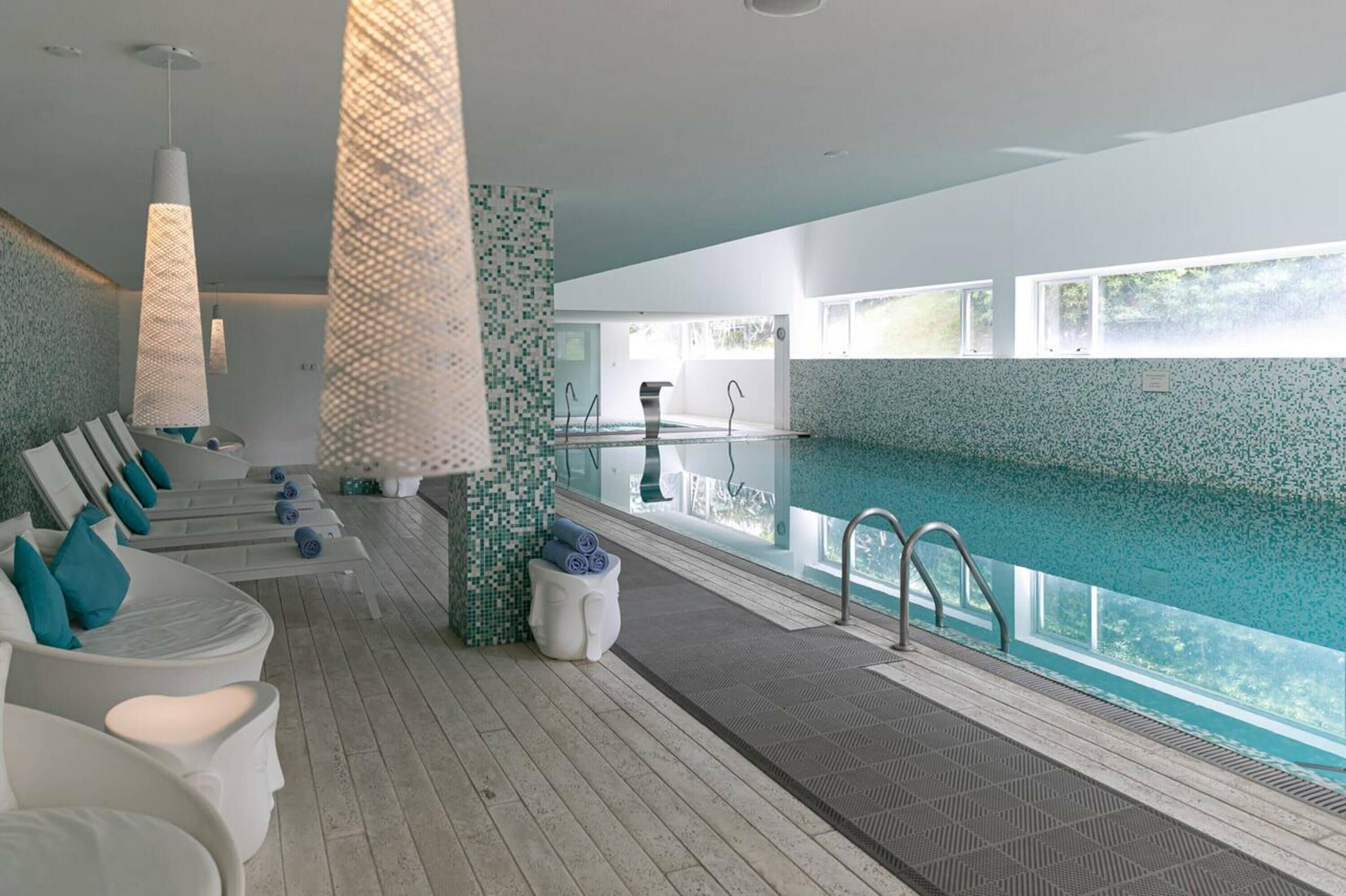 Piscina interna, piscina externa, espreguiçadeiras