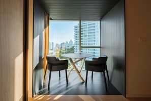Habitación Deluxe, 1 cama King size, vista parcial al océano | Ropa de cama de alta calidad, edredón y minibar 