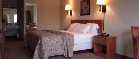 Individuell inredning, unika möbler, skrivbord och mörkläggningsgardiner