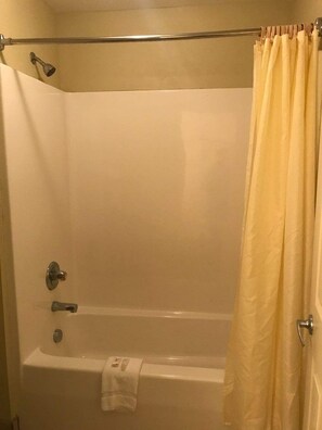Bathroom shower - City Heart Inn & Suites (Piedmont)