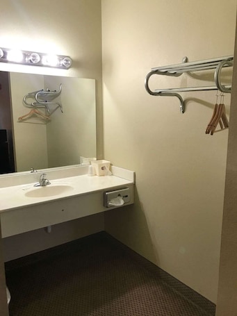 Lavabo en el baño. City Heart Inn & Suites