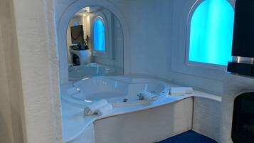 Northern Nights | Private spa tub