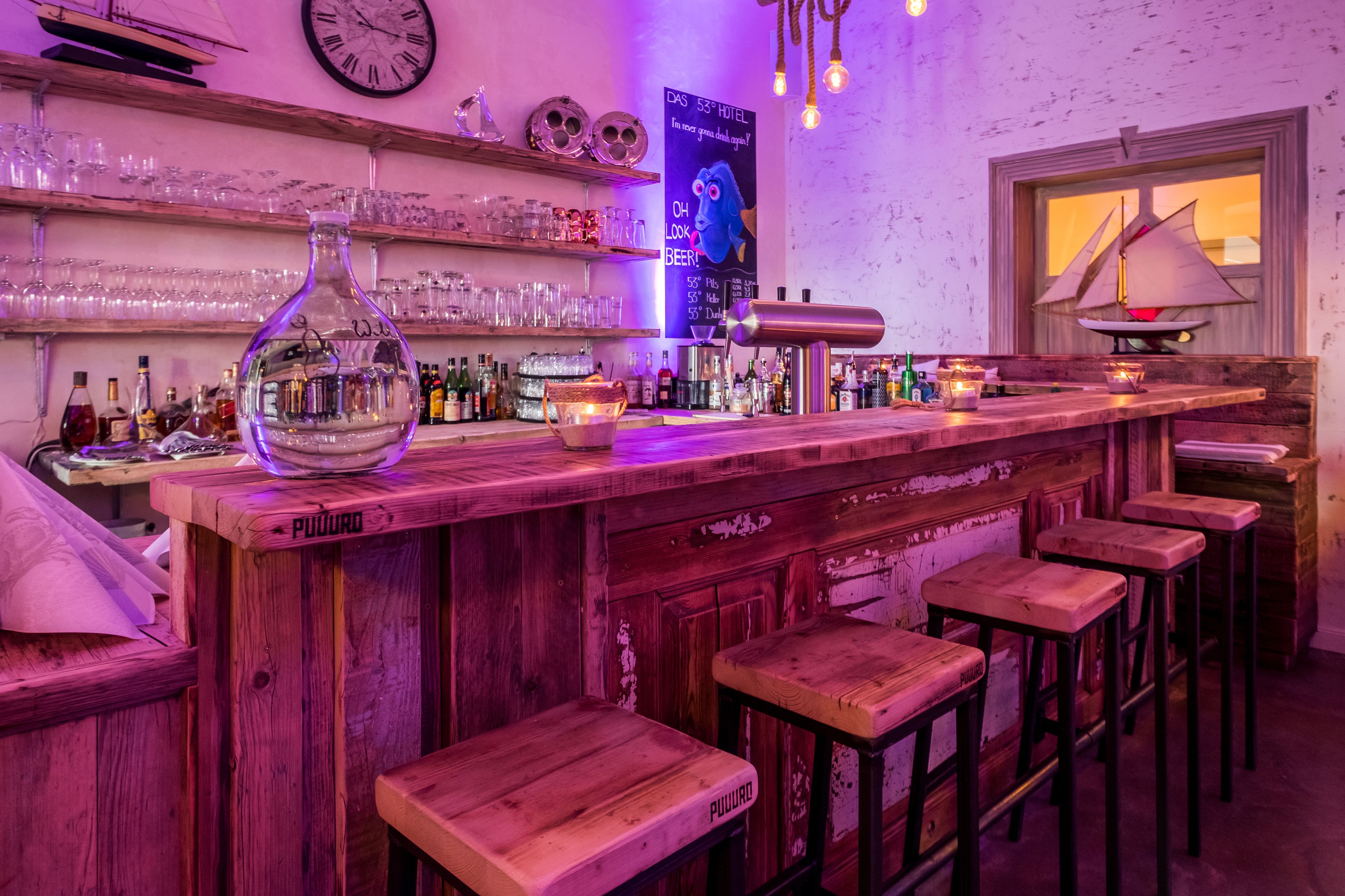 Bar (trong khuôn viên)