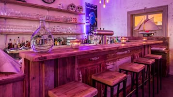 Bar (trong khuôn viên)
