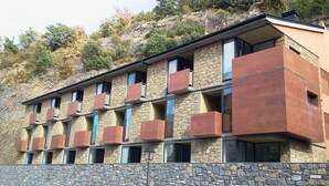 Un edificio de varias plantas con fachada de piedra y balcones.