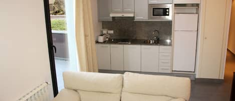 Een koelkast met diepvriezer, een microgolfoven