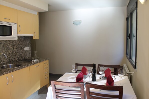 Apartment, 1 Bedroom | Private kitchen | Full-sized fridge, microwave, coffee/tea maker, cookware/dishes/utensils - Tarter Pirineos 3000 (El Tarter)