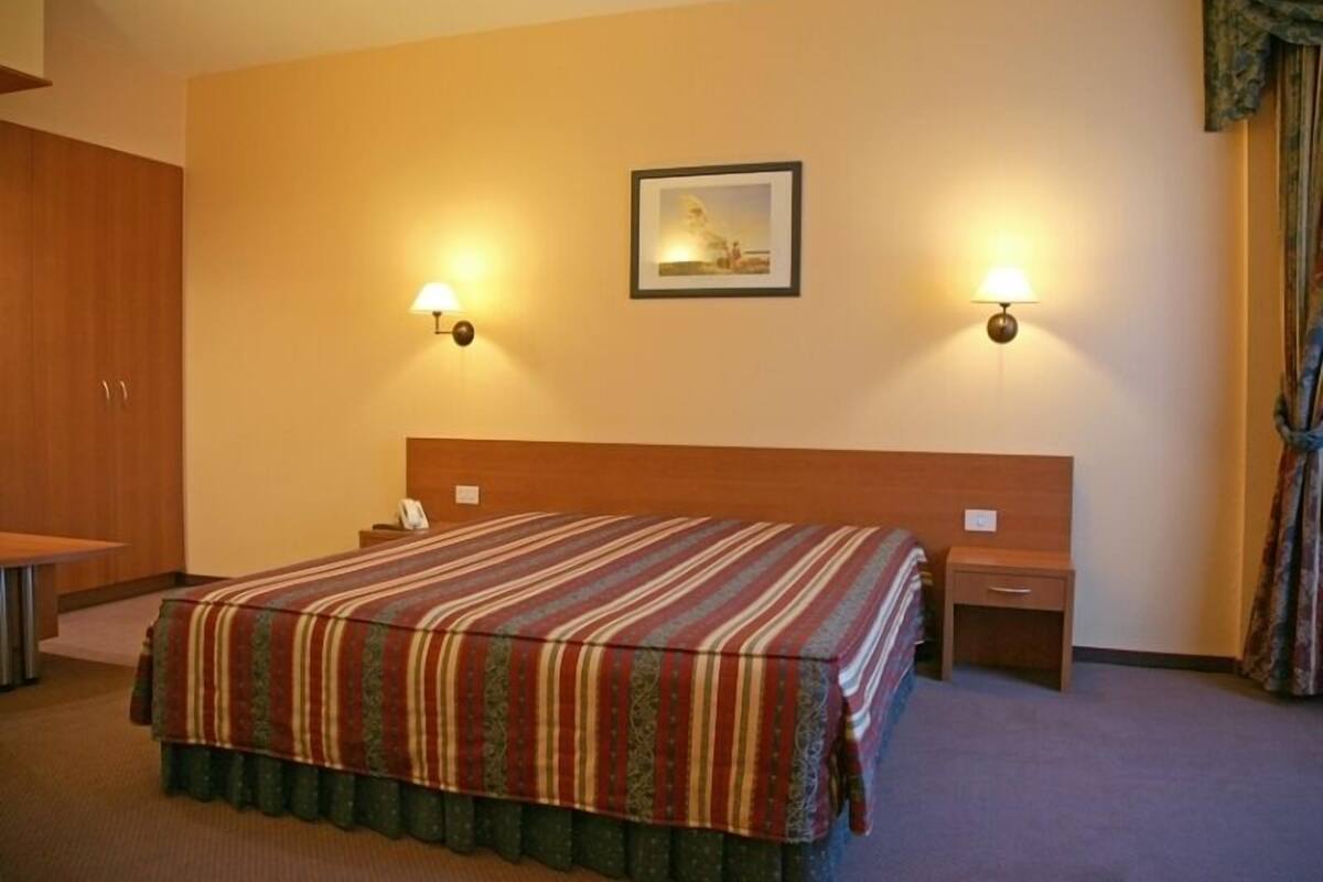 Junior Suite | Minibar, desk, cots/infant beds, rollaway beds
