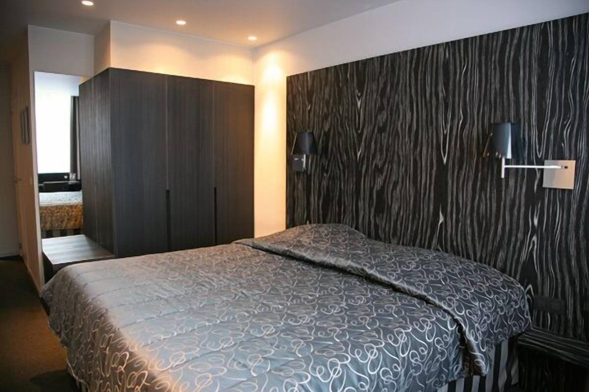 Premier Double Room | Minibar, desk, cots/infant beds, rollaway beds