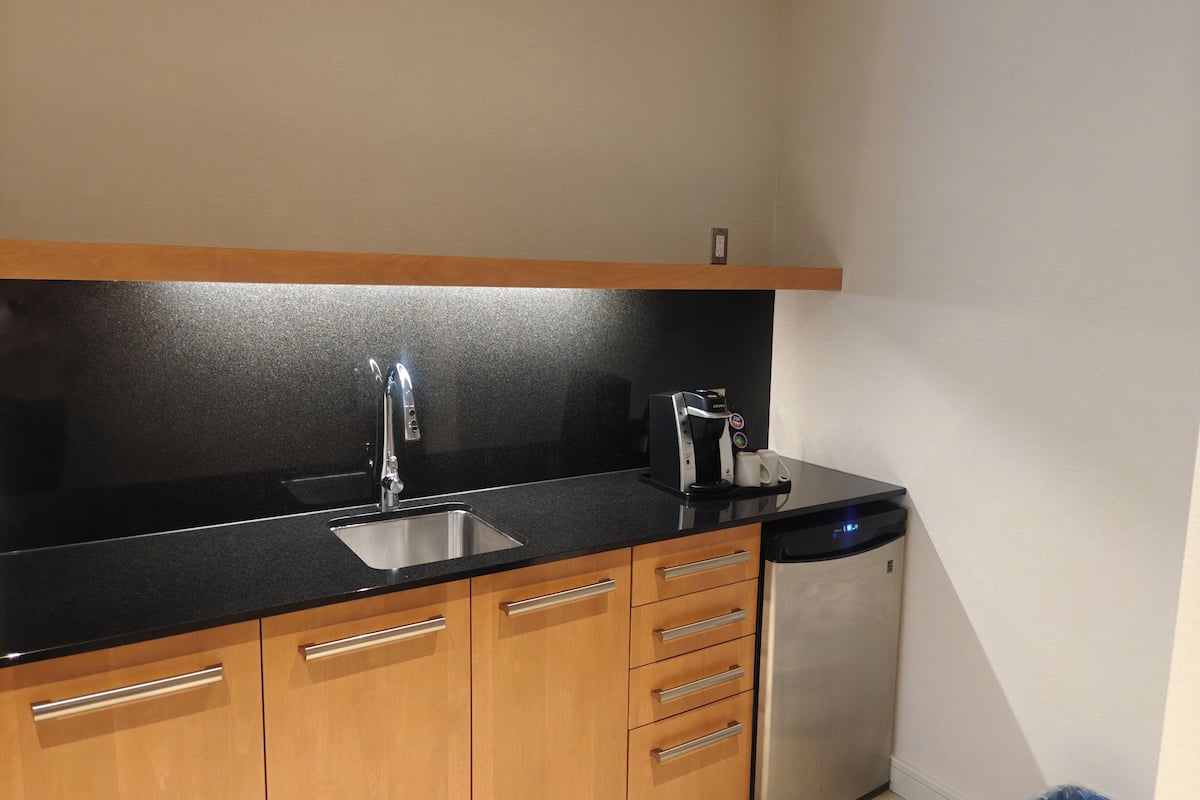 executive suite | desk, soundproofing, iron/ironing board, free wifi