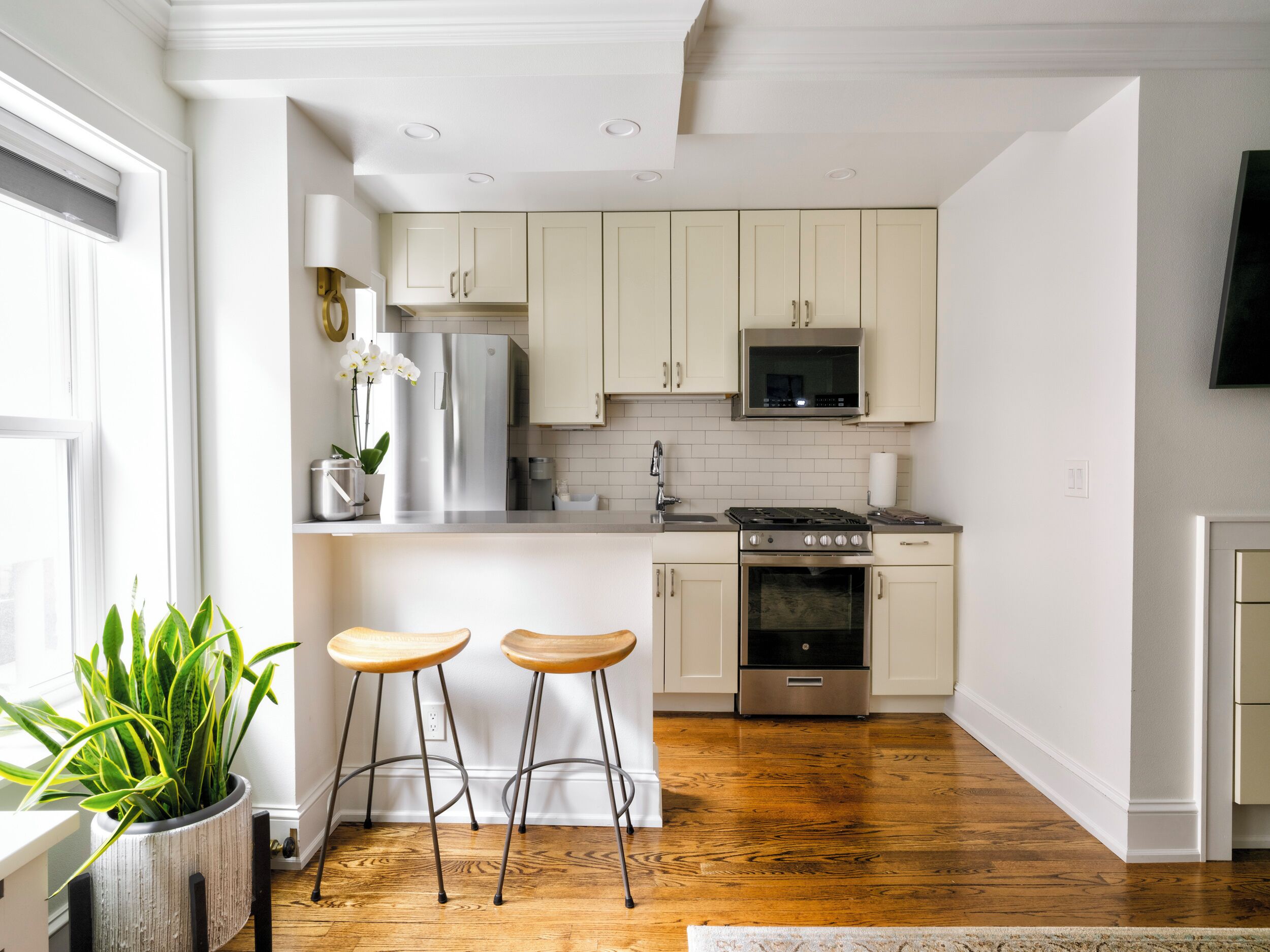 Full-sized fridge, microwave, stovetop, coffee/tea maker