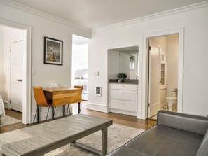 Suite, 2 Schlafzimmer | Wohnbereich | Flachbildfernseher