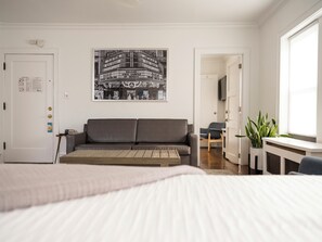 Suite, 2 chambres | Coin séjour | Télévision à écran plat
