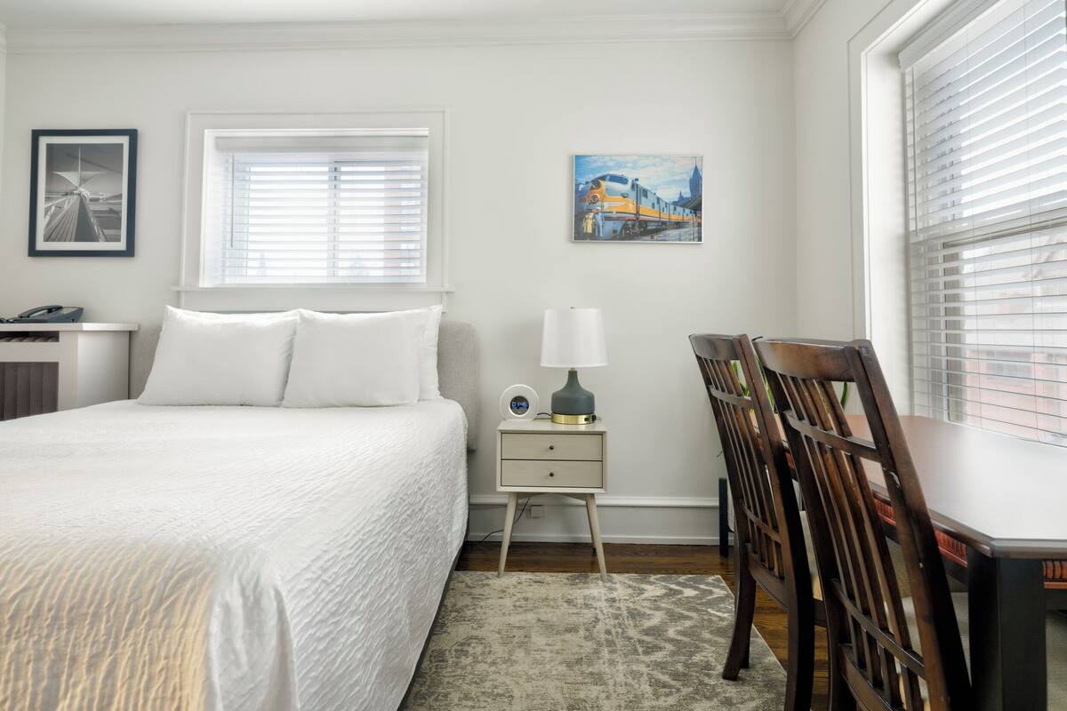 Rom – deluxe, 1 queensize-seng | Strykejern/-brett, wi-fi (inkludert) og sengetøy