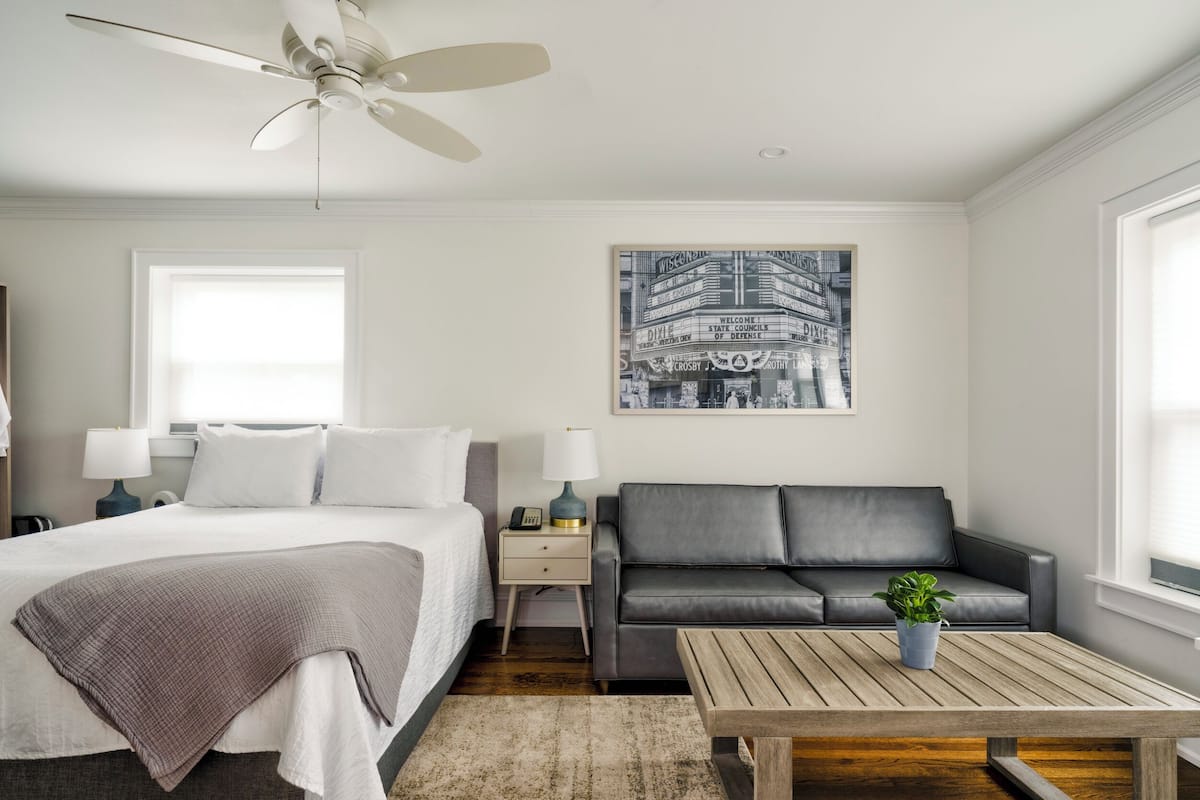 Premier Room, 1 Queen Bed with Sofa bed | 2 bedrooms, iron/ironing board, free WiFi, bed sheets