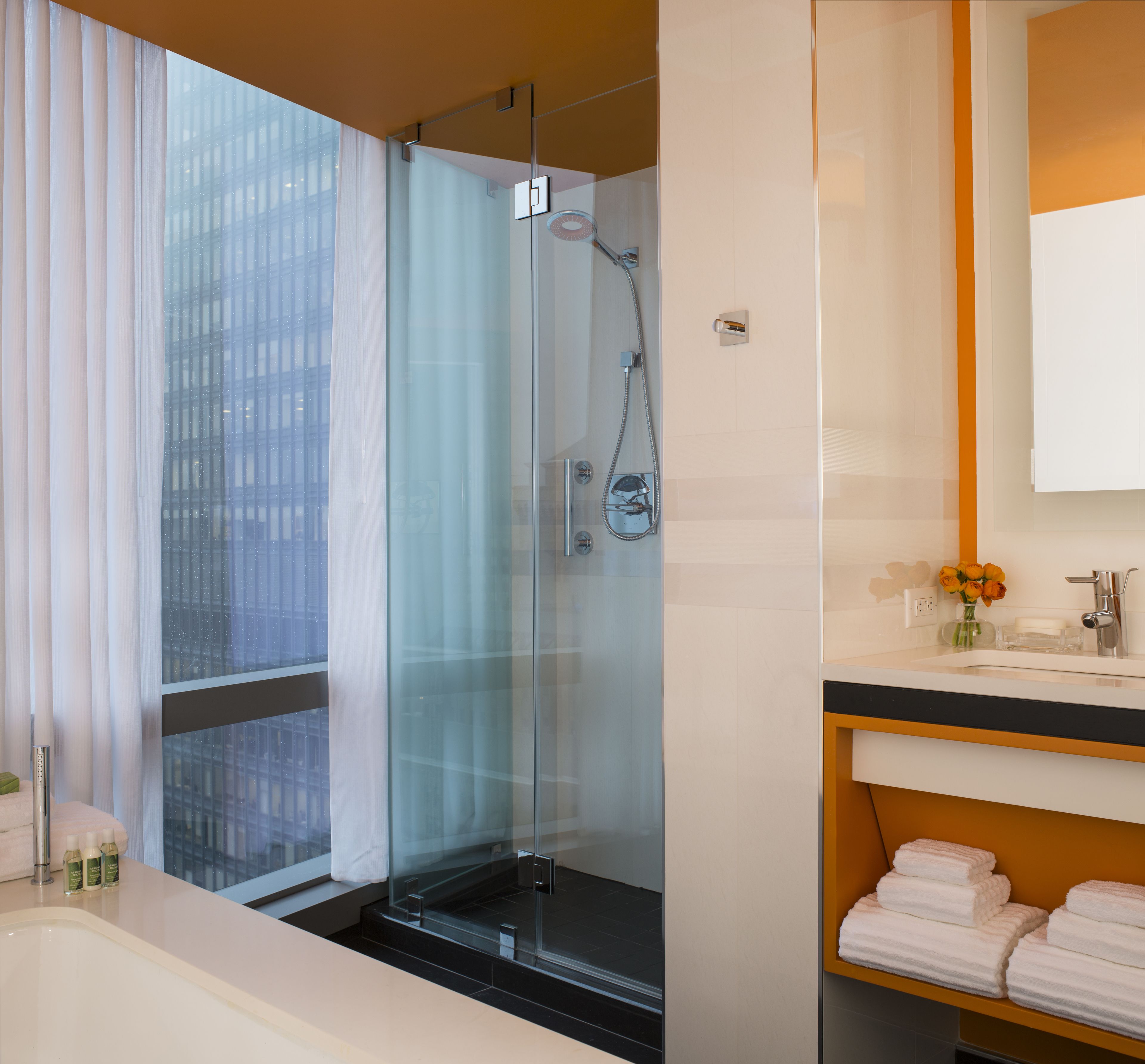 room, 1 king bed, corner | bathroom | combined shower/bathtub, free toiletries, hair dryer, towels