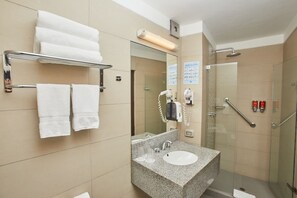 Traditional Triple Room | Bathroom