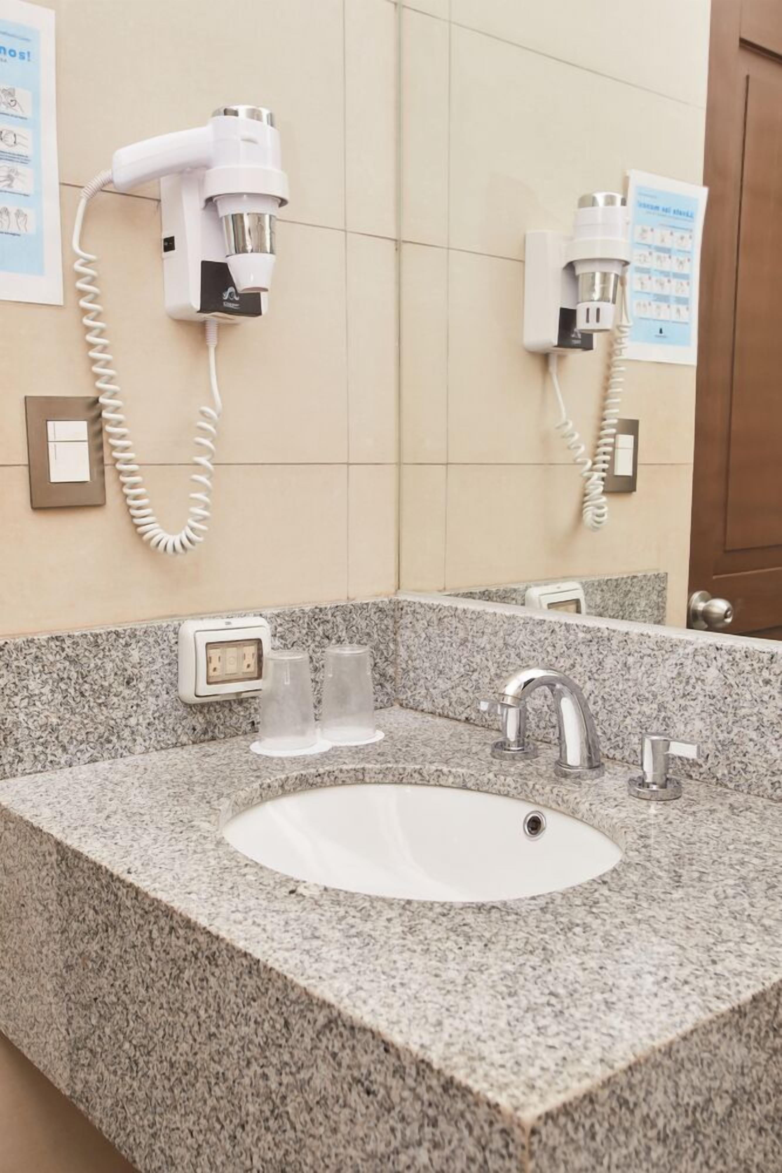 traditional room, 1 queen bed | bathroom | shower, free toiletries, hair dryer, towels