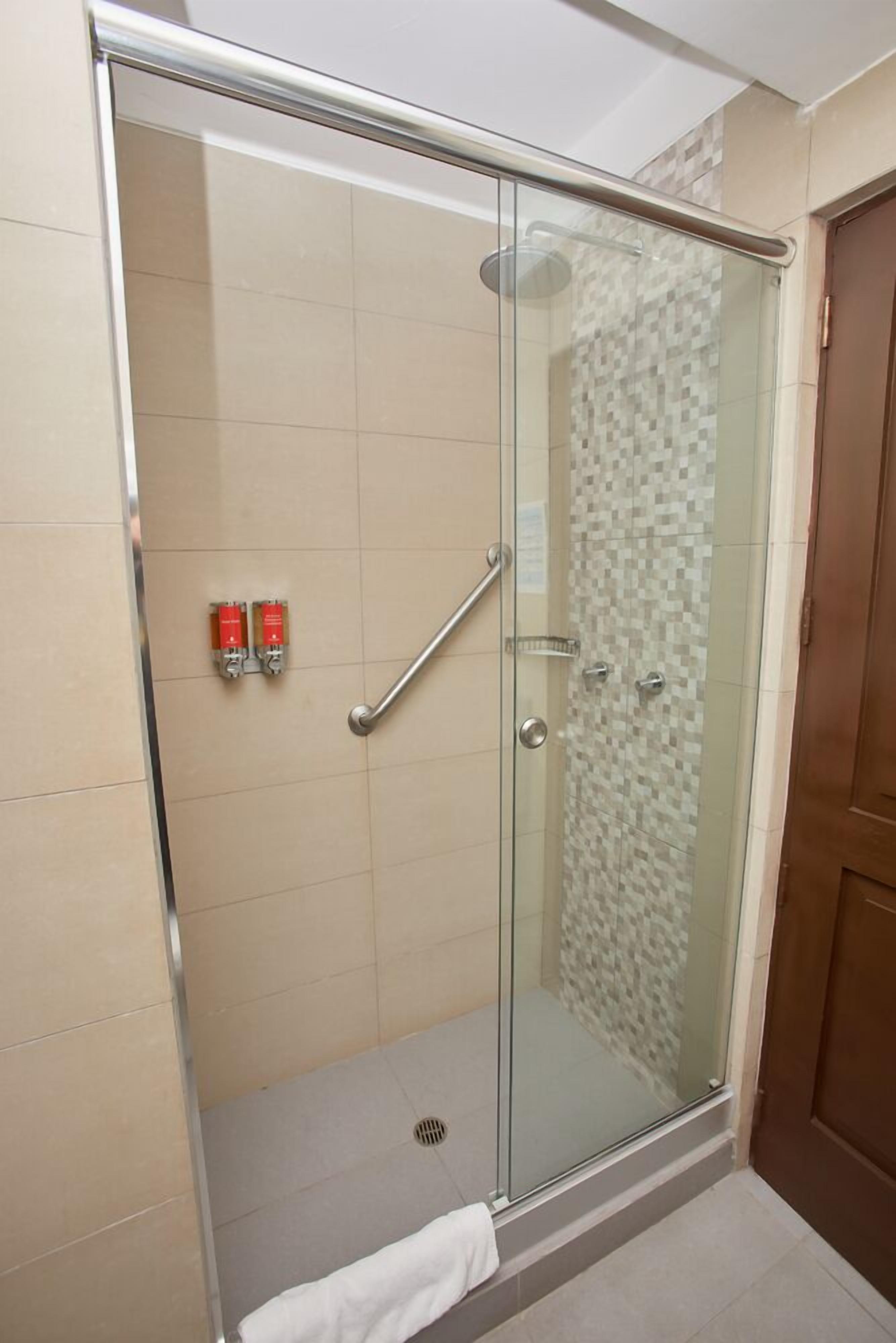 traditional room, 1 queen bed | bathroom | shower, free toiletries, hair dryer, towels