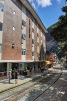 Un hotel de diseño arquitectónico moderno, situado cerca de una estación de tren.