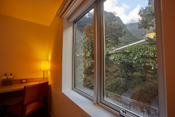 Traditional Twin Room | 1 bedroom, in-room safe, soundproofing, free WiFi