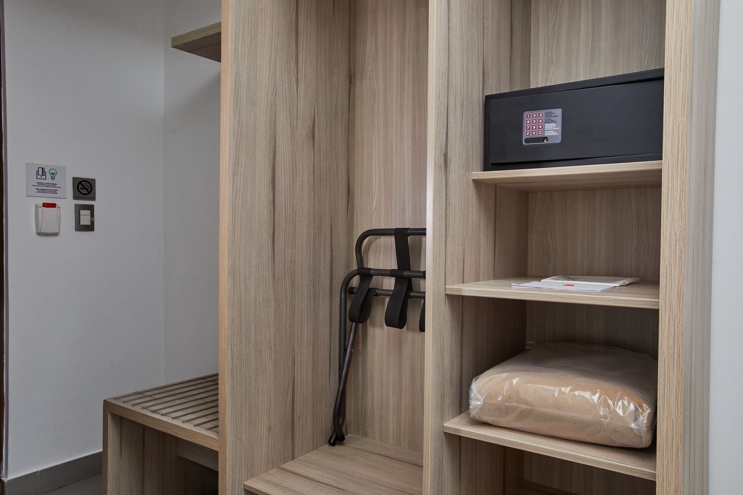 traditional room, 1 queen bed | 1 bedroom, in-room safe, soundproofing, free wifi